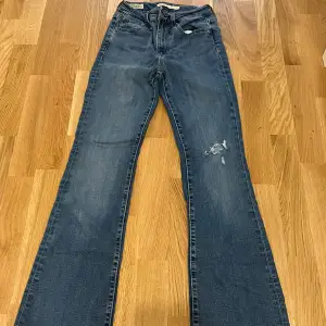 Super fina levis jeans som blivit försmå för mig. Det var mina favorit jeans ett längre tag! Äkta, köpta för 1200-1500kr