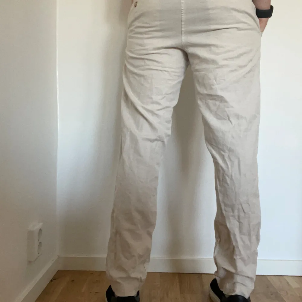 Linne byxor från uniqlo som är oanvända de kostar 599 nya! Jag är ca 180cm och väger 80kg!. Jeans & Byxor.