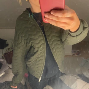 Bomber jacka från zara - Använd gärna köp nu!  Jätte fin vårjacka som passar till det mesta, nästan helt oanvänd, säljer pga att jag har för många jackor! Nypris: 500kr