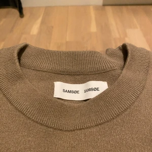 Samsøe tröja  - På samsøs hemsida heter färgen ”winter twig”, men skulle säga den är åt det olivgröna håller. Haft plagget i ca 1 år.