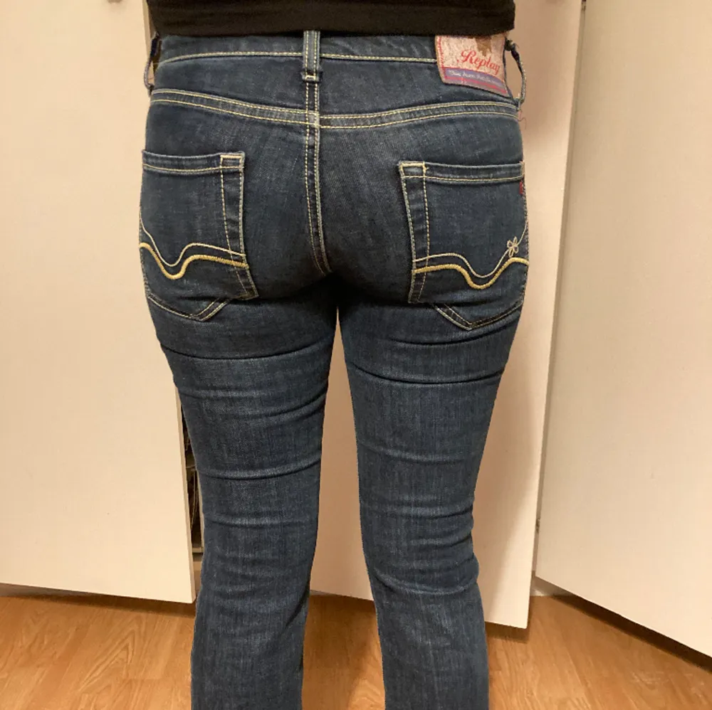 Replay jeans i strl 26/32. Lågmidjade.  Material: 98% Bomull 2% Elastane  Säljes pga de är för små. Mycket fint skick.  Fler bilder kan skickas.. Jeans & Byxor.