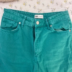 Gröna utvsängda byxor - Från zara, använd 3-4 ggr, säljer pga inte min stil längre. Fint skick lite upptrampade vid fötterna. Byxorna är väldigt långa och högmidjade. 