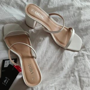 Vita sandaletter/klackskor  - Helt nya med prislappen kvar! 