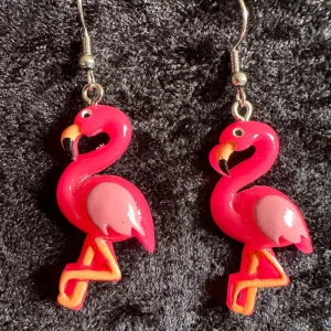 Söta handgjorda örhängen Flamingo Flamingos Hypoallergena Cute Cutie Kawaii - De här söta örhängena med bubbelgumsrosa flamingos gör dig och andra glada.  Längd 5,5 cm, bredd knappt 2 cm.  Örhängerna är nya, oanvända och handgjorda av mig.  Krokarna är nickelfria och hypoallergena, fåglarna i plast.  Lätta och fina att bära