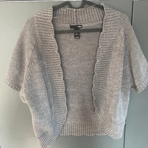 Bolero - Så söt grå bolero med glitter💓 inga defekter, säljs inte längre  