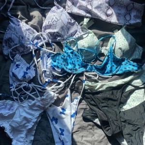 Bikinis - Både över och underdelars bikini.  Skicka vid intresse för att diskutera pris och för specifika storlekar på just de du är intresserad av
