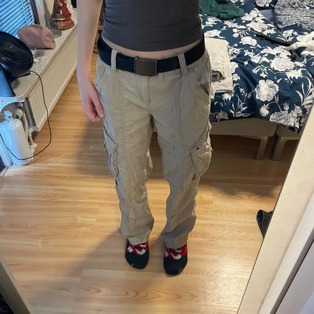 Snygga cargo pants, låg/medel midja, köpta på hm för ungefär 250. Jeans & Byxor.