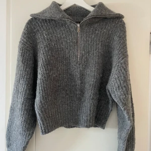Stickad tröja - Grå zip tröja, använd fåtal gånger. Storlek s