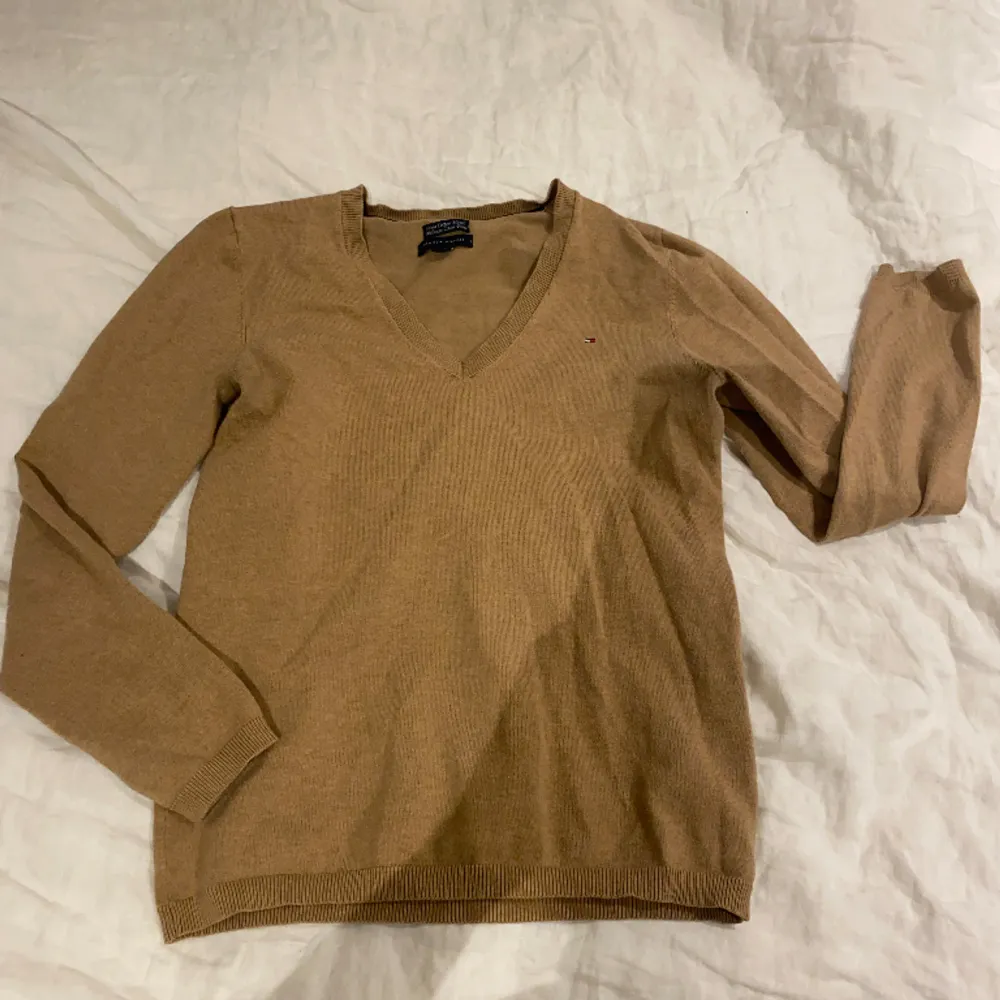 En mörk beige långärmad tröja som är i fint skick från Tommy Hilfiger. Köpare står för frakt 💓. Tröjor & Koftor.