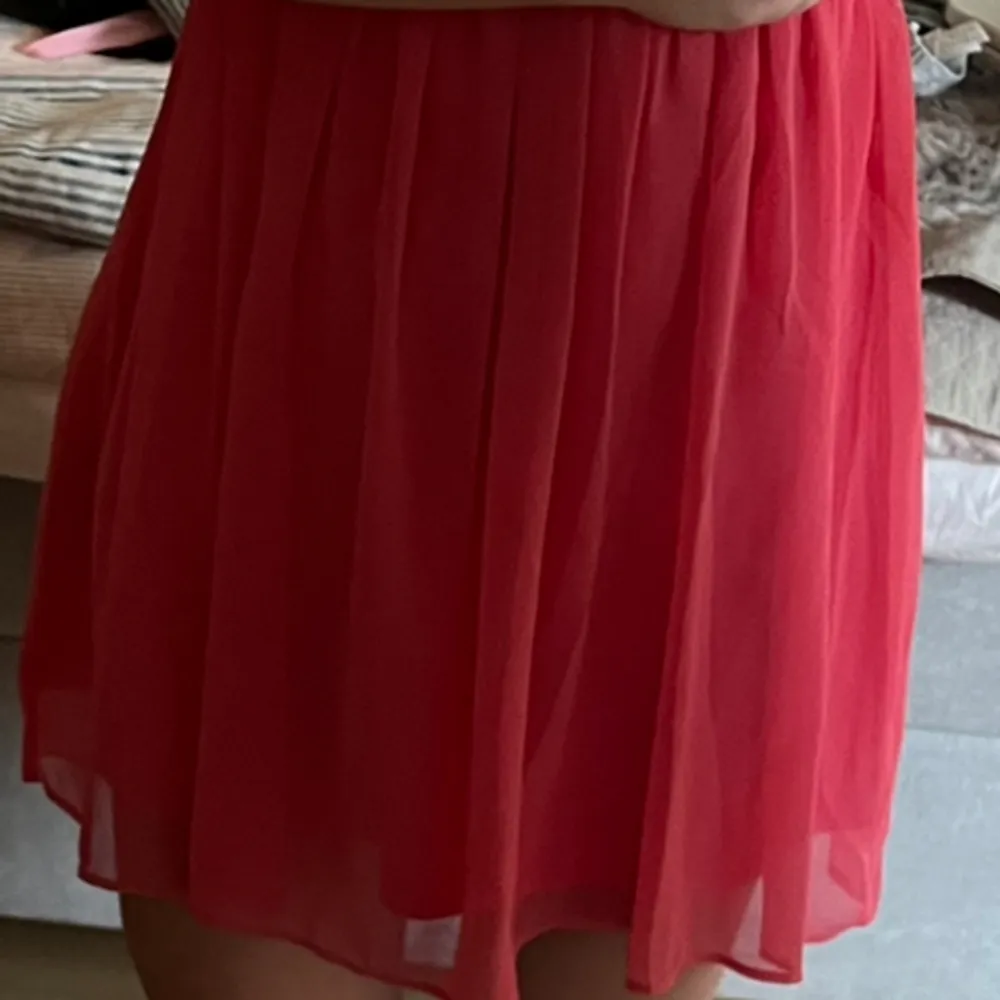 Jag säljer min sommar klänning från Nelly i en stark rosa färg. Den är i storlek 28 och den passar mig som är en s/m. . Klänningar.