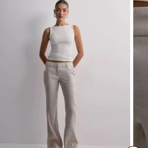 Linnebyxor - Säljer nu dessa superfina linnebyxor från Nelly då de tyvärr var för stora för mig!  Helt oanvända med lappen på🤩 Nypris:500 kr