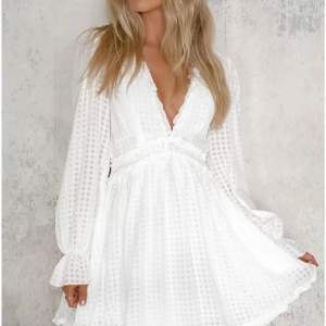 Super fin vit klänning i hur bra skick som helst!⭐️ inte helt säker på om jag vill sälja den då jag ÄLSKAR klänningen. Köpt på Plick men på gränsen för kort för mig tyvärr..😭🫶