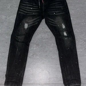 Svarta dsq jeans - Säljer svarta dsq2 jeans mycket bra skick storlek 34 pris kan diskuteras 