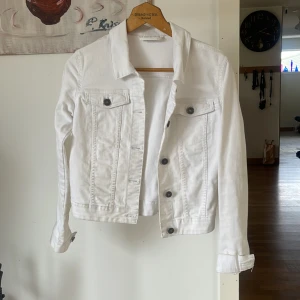 Jeansjacka  - Superfin vit jeansjacka från Noisy May! Använd ungefär 1 sommar, bra skick.
