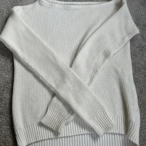 Offshoulder tröja  - Säljer denna super snygga offshoulder tröja då jag har två. Den är i bra skicka. Original pris 300kr. Skriv till mig om du vill ha mer bilder💕