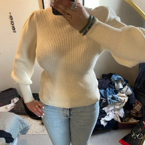 Stickad tröja me vollang armar  - Säljer pågrund av att jag inte tycker om hur den sitter på mig! Använd en gång bara så ganska ny, från nelly💗ny pris: 379:- (Priset kan sänkas vid snabb affär)