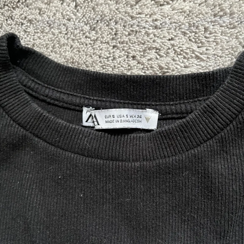Fin blus från zara som är perfekt till sommaren. Storlek s och är för liten för mig så det är därför jag säljer den☺️. Puserot.