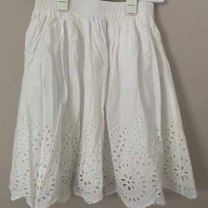 Super fin vit kjol som aldrig är använd! Perfekt nu till sommaren! Köparen står för frakten. För mer frågor kontakta mig🥰
