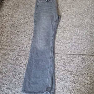 Fina gråa jeans från Gina Tricot använda få antal gånger! Köpare står för frakt!😘