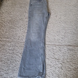 Jeans - Fina gråa jeans från Gina Tricot använda få antal gånger! Köpare står för frakt!😘