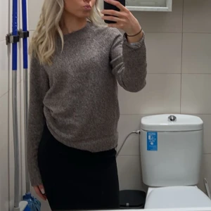 Brun stickad tröja - Säljer denna fin och sköna bruna stickade tröja. Ej sticksig! Använd men fortfarande fin (lite nopprig). Säljer då den inte längre kommer till användning💗 Säljer liknads i vit/beige i nästa annons