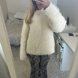 Vit fluffig stickad tröja - Säljer denna vita fluffiga stickade tröja från H&M. Den är helt oanvänd. Den sitter oversize på mig som vanligtvis bär XS. Har du någon fråga är det bara att höra av dig🫶🏻
