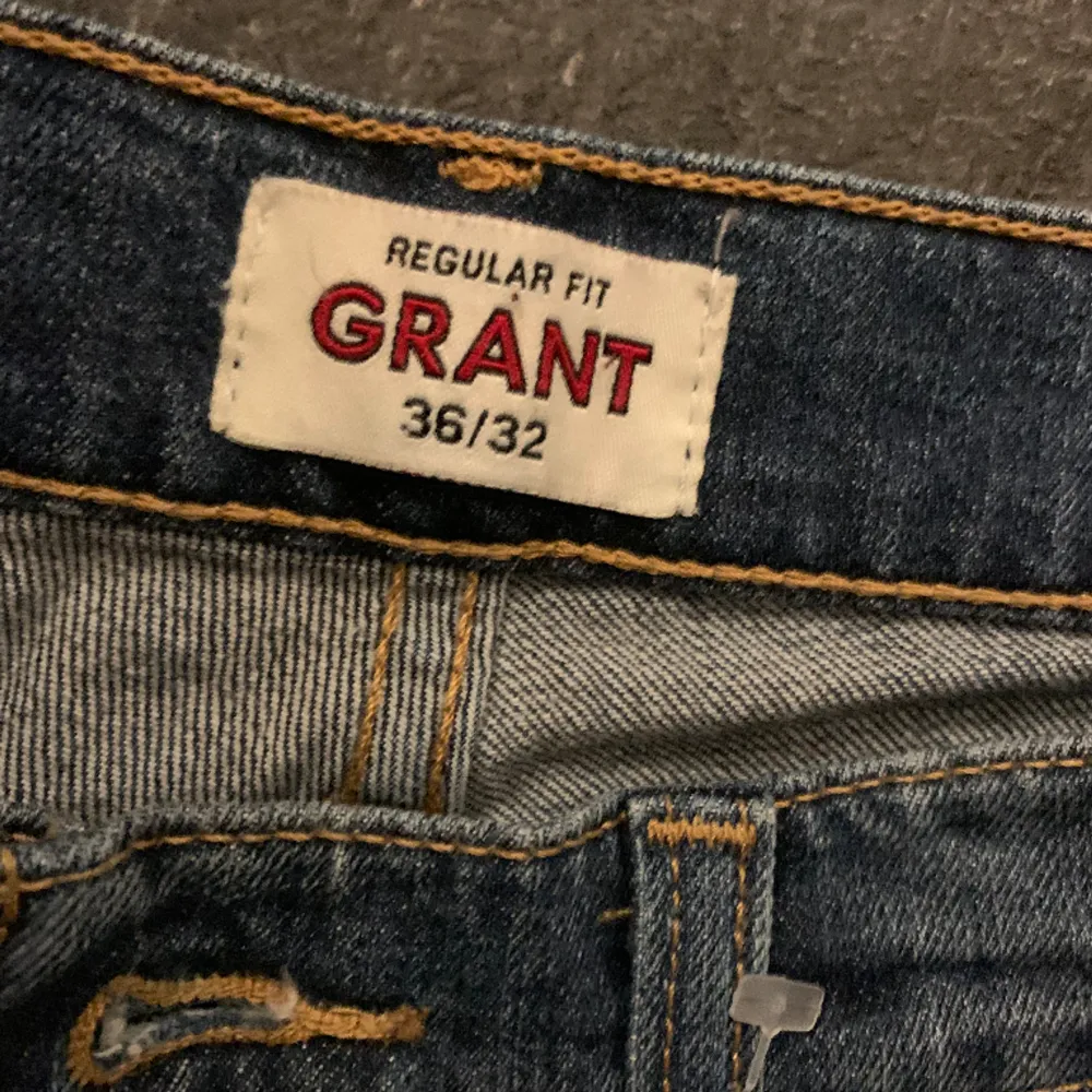 Helt oanvända jeans från GRANT! Storlek 36/32 men förmodligen felmärkta då de är små för den storleken…. Jeans & Byxor.
