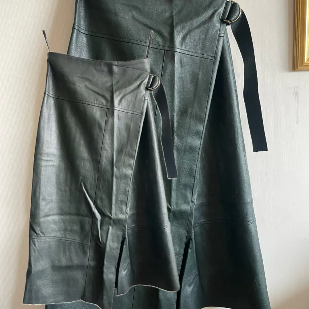 Mörkgrön- Faux leather kjol från Karen Millen. Storlek 36. Dragkedja bak och en liten slit fram. 💚. Kjolar.