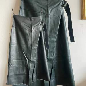 Mörkgrön- Faux leather kjol från Karen Millen. Storlek 36. Dragkedja bak och en liten slit fram. 💚
