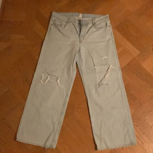 Säljer mina jeans som aldrig kommer till andvändning  - Dom var lite stora men annars jätte bra dom är lite kalla för det är rätt så stora hål men jättesnygga
