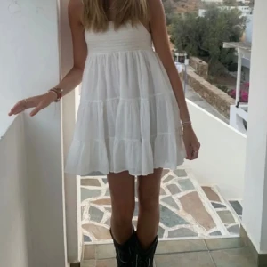 Zara klänning - Säljer denna söta klänning från zara. Kan användas som studentklänning. Knappt använd, därav nyskick💗🙏