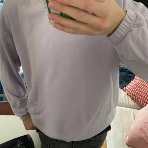 Lila hoodie!! - En superfin ljuslila hoodie, använd fåtal gånger💗 