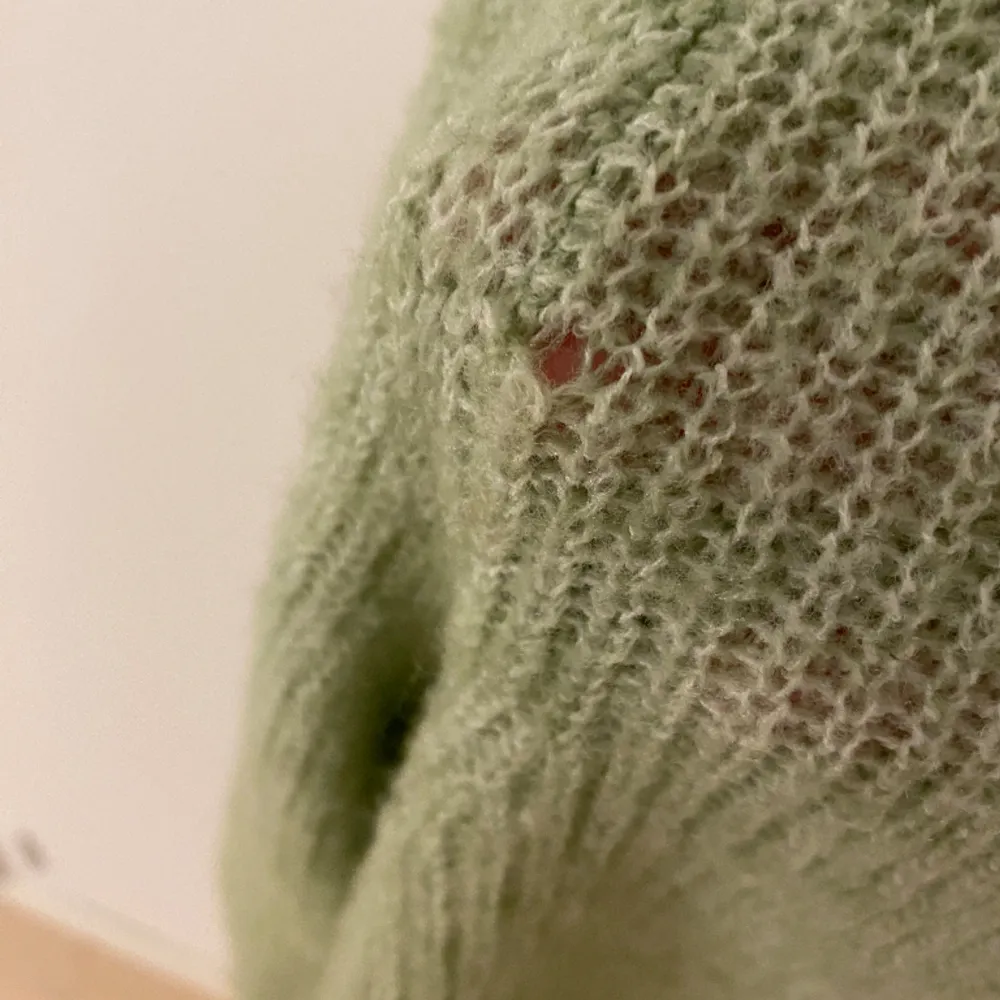 En grön fin stickad tröja som har kommit till användning max 3 gånger. Den har ett litet hål i sig, men inget som syns mycket. Köpt för 300kr. Köparen står för frakten!. Stickat.