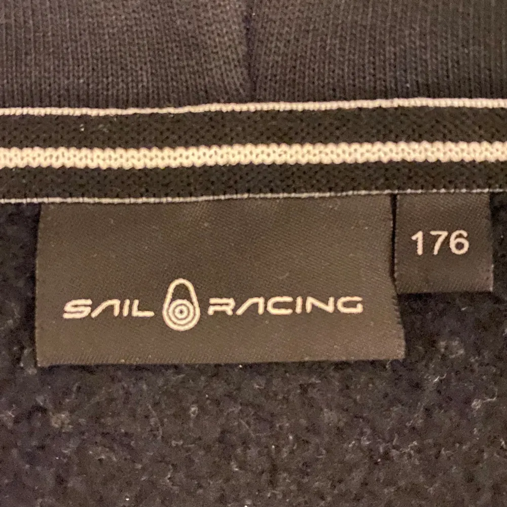 Sail Racing zip som är köpt för ca 3 år sedan och har använts mycket. Skicket på denna är 7,5/10 och funkar perfekt till våren. Storleken är 176 då den är köpt på ”kidsbrandstore”. Pris kan diskuteras  i DM. 🤝. Hoodies.