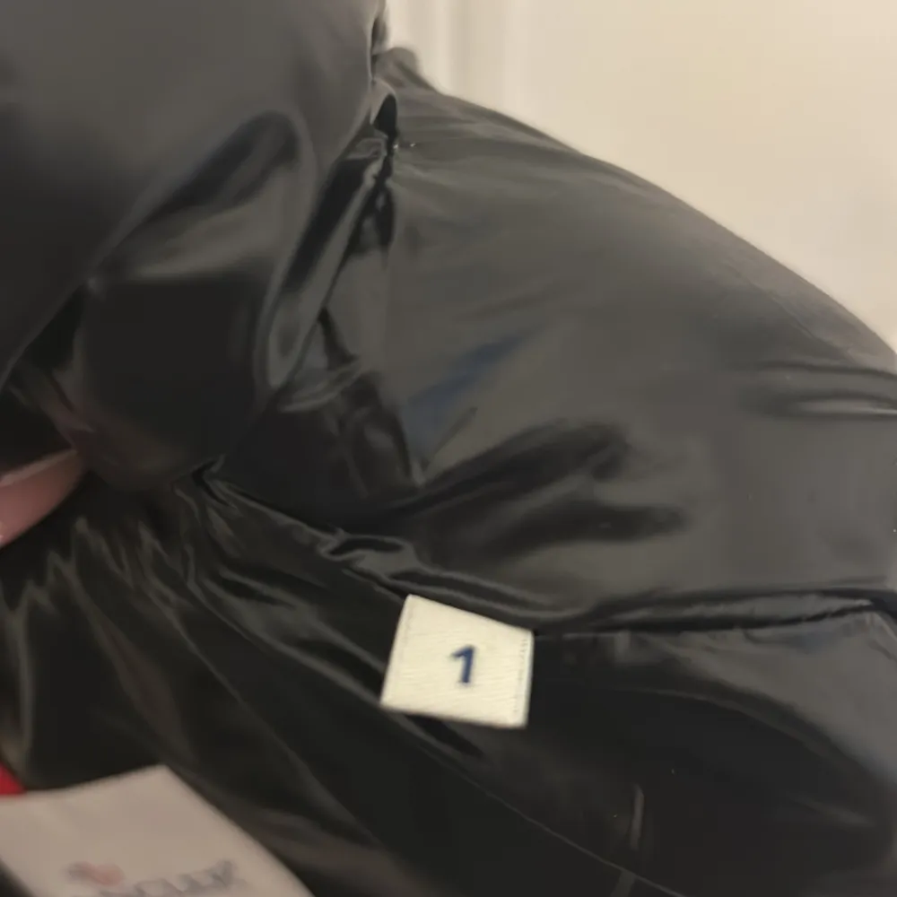 Intresse koll på min moncler väst, den är i nyskick och i storlek S. Säljs enbart vid bra bud. För fler bilder skriv❤️. Takit.