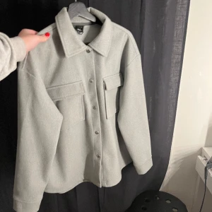 Kappa  - Grå kappa perfekt till våren , inga defekter 