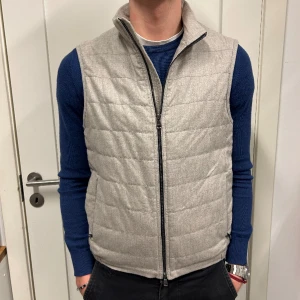 Oscar Jacobsson väst - Skit snygg väst från Oscar Jacobsson, knappt använd. Nypris på 2999kr, säljer för endast 1099kr. Storlek 48, motsvarar S.