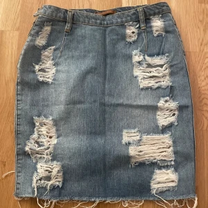 Jeans från Ginatricot - Säljer denna super fin Jeanskjol storlek 38 