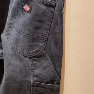 Dickies carpenter pants  - Dickies carpenter pants I svart  Bra skick Storlek 32