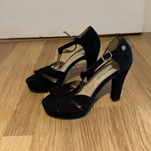 Svarta klackar - Svart klackar i storlek 36 i fint skick! 
