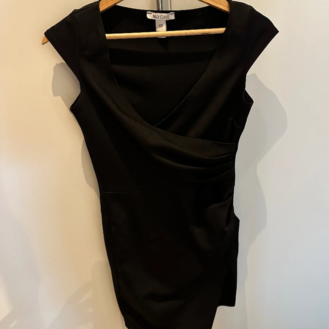 Svart kort klänning