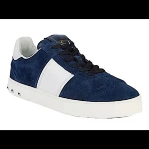 VALENTINOSKOR - Säljer mina valentino Flycrews skor nu i strl 38! Sjukt populära och eftertraktade så skynda på! De är använda-en del slitna och en nit per sko har tyvärr låssnat där bak men inget man tänker på! Nypris ca 8000🫶 !smuts går att få bort på vita sulan!😍