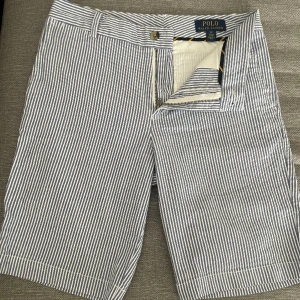Shorts Polo - Mått=14 åring  Skick=extremt bra skick Pris=350 kan diskuteras 