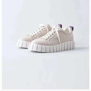 Eytys skor - Säljer mina eytys skor raw linen. Strl 37 i använt skick.  Haft de ca. 2 år! Inga skador men de är använda, skriv om ni vill ha fler bilder!  Finns inte kvar på eytys hemsida och nypris ligger runt 1600kr