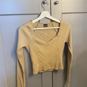 Beige tröja ifrån Gina tricot - Använd ett fåtal gånger innan, Använda inte eftersom den inte passar tyvär.  Nypris: 300kr