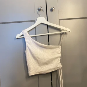 Vit tröja  - Nyköpt för 250kr och aldrig använt. 