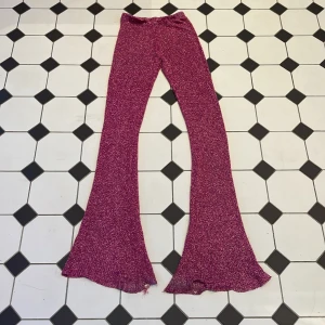 Rosa utsvängda byxor - Rosa utsvängda byxor lite slitna se andra bilden. Väldigt långa 