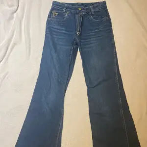 Ett par jeans från 70-talet , inte använda på ett par år. Är i bra skick förutom en difekt på sömnen vid dragskedjan. Storleken är i 29/36. Priset är förhandlingsbart , skriv om ni är intresserade 💕