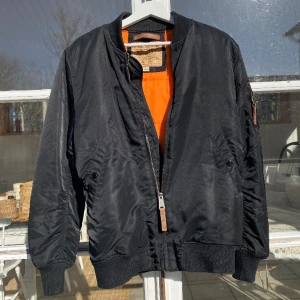 Alpha Industries Bomberjacka  - Hej, säljer en bomberjacka från Alpha Industries i storlek Medium. Bra skick utan skador. Nypris 2400kr. Bra vårjacka. Pris kan diskuteras. Hör av dig vid intresse. 