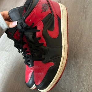 Jordans  - Hjälper min sambo att sälja sina skor som inte kommer till användning. Köpta på merchsweden för ngt år sen men inte kommit till användning. Storlek 46 men lite liten i storleken så passar dig men 45 också. 